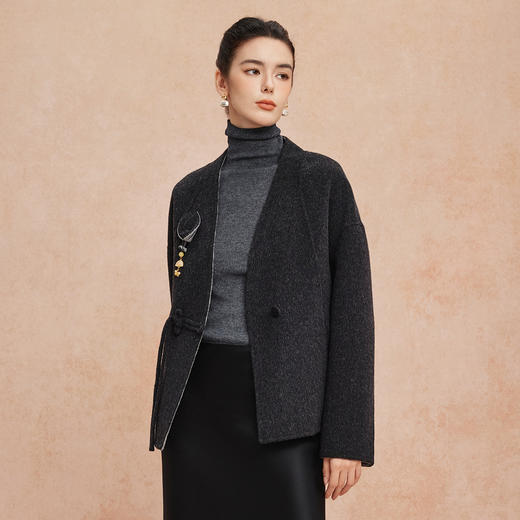 QH900斯尔丽25新款新国风双面双色手工盘花宽松气质高雅短羊毛大衣 商品图7