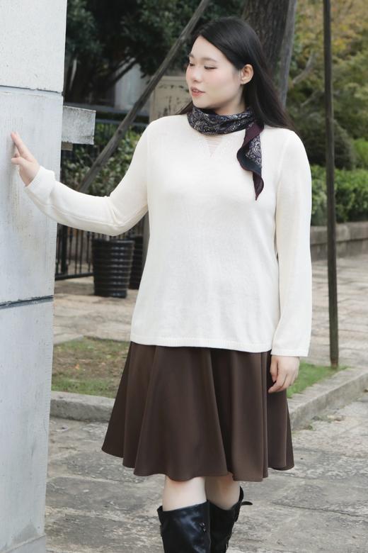 5天发货【真丝羊毛双面手卷三角巾】80%羊毛20%真丝，腰果花黑白；暖棕花叶。 羊毛保证了咱们秋冬需要的挺括和温暖，不会软塌塌的；而融入的真丝，带来了特别细腻的光泽感和亲肤的顺滑，贴脖子戴一点不扎！ 商品图1