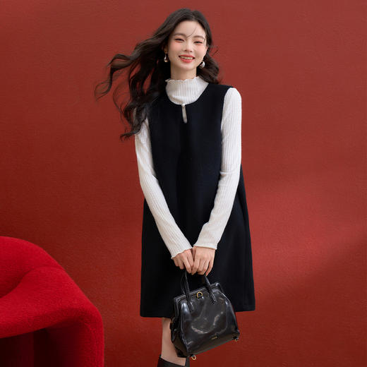 西遇珍珠扣小香风背心裙女冬季新款宽松显瘦圆领气质短连衣裙V3855318 商品图3