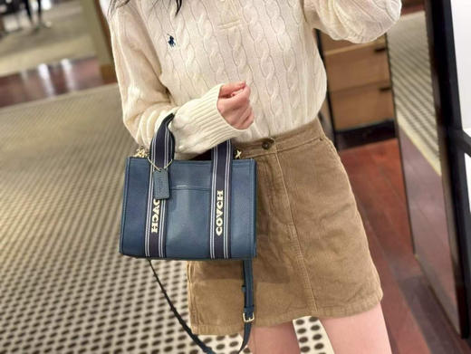 💰1498🇺🇸直邮到手✈️Coach Smith小号托特包💥内部空间很大，可以轻松装下你的日常用品，不论是上学、上班还是约会，都能轻松背上它，‼️尺寸24*18*10cm 商品图8