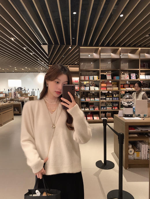 福利 金蘑菇菇 浣熊毛衣 / 软软轻轻 精致内搭组v领宽松毛衣 商品图0