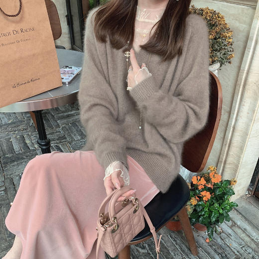 福利 金蘑菇菇 浣熊毛衣 / 软软轻轻 精致内搭组v领宽松毛衣 商品图12