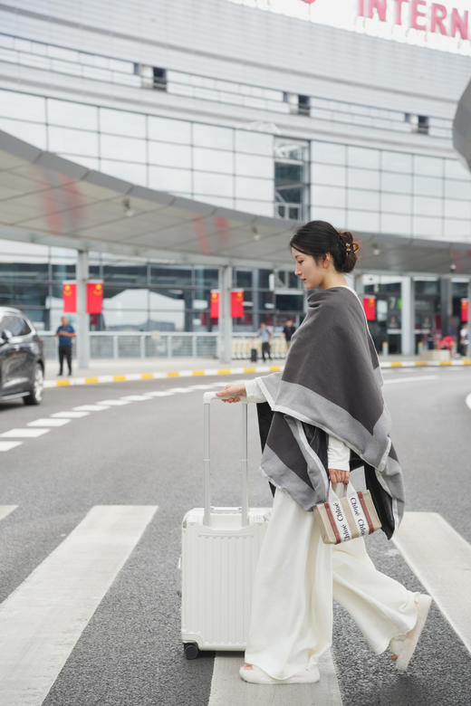 【超模君精选 暖冬好物！大宇暖身披肩】高颜值气质暖身披肩，秋冬必不可少的百搭单品  可当披肩、围巾、盖毯 商品图3