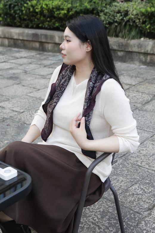 5天发货【真丝羊毛双面手卷三角巾】80%羊毛20%真丝，腰果花黑白；暖棕花叶。 羊毛保证了咱们秋冬需要的挺括和温暖，不会软塌塌的；而融入的真丝，带来了特别细腻的光泽感和亲肤的顺滑，贴脖子戴一点不扎！ 商品图4