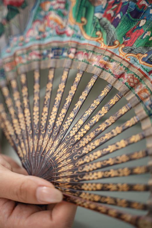 独角鹿西洋古董19世纪中国清代广东十三行出品藤叶纹黑漆描金竹扇骨装饰瑞禽繁花及官邸人物主题纸本彩绘双扇面折扇 商品图8