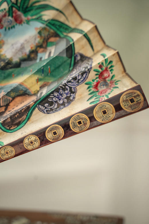 独角鹿西洋古董19世纪中国清代广东十三行出品藤叶纹黑漆描金竹扇骨装饰瑞禽繁花及官邸人物主题纸本彩绘双扇面折扇 商品图7