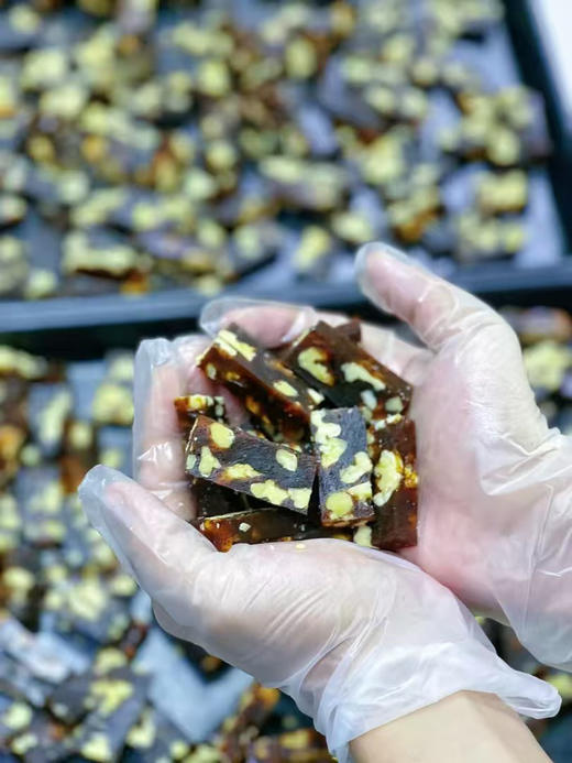 养生红枣核桃糕
​（养脾健胃 美容养颜 老少皆宜古有一句话“核桃不离手，能活八十九”，又有“一日三枣，一生不老”纯手工熬制枣泥裹上核桃仁，不含添加剂口感软弹，红枣原本的甜度，不加蔗糖。240g左右） 商品图4