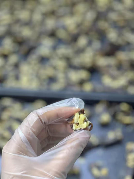 养生红枣核桃糕
​（养脾健胃 美容养颜 老少皆宜古有一句话“核桃不离手，能活八十九”，又有“一日三枣，一生不老”纯手工熬制枣泥裹上核桃仁，不含添加剂口感软弹，红枣原本的甜度，不加蔗糖。240g左右） 商品图6