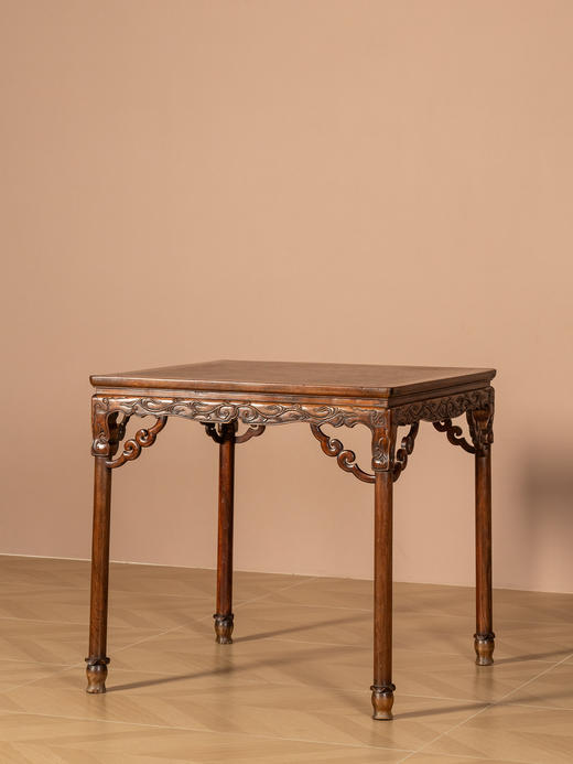 清早期	黄花梨镶瘿木面展腿卷草纹方桌 商品图1