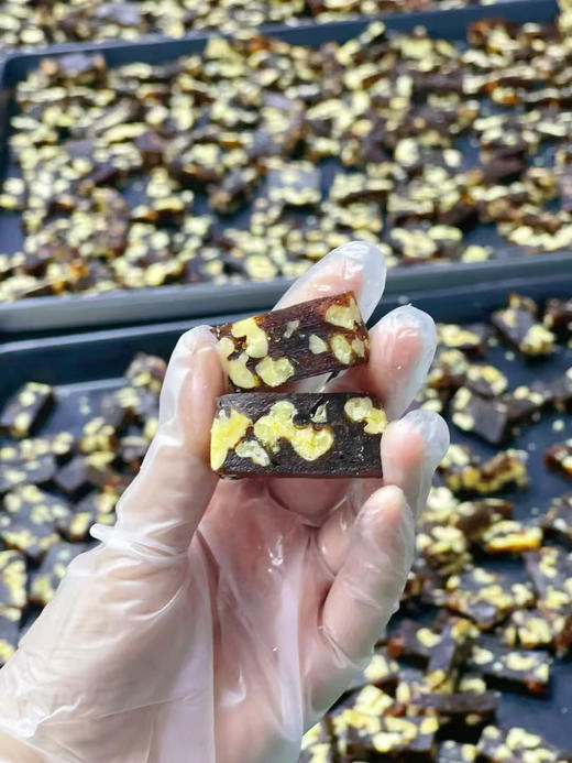 养生红枣核桃糕
​（养脾健胃 美容养颜 老少皆宜古有一句话“核桃不离手，能活八十九”，又有“一日三枣，一生不老”纯手工熬制枣泥裹上核桃仁，不含添加剂口感软弹，红枣原本的甜度，不加蔗糖。240g左右） 商品图3