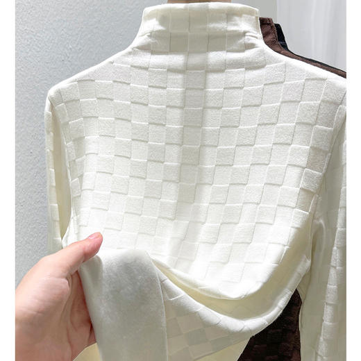 「自j」全新升级【铂金会员119/天猫159/差价40】(94217)洛诗琳半高领格子提花上衣2025秋冬新款百搭加绒打底衫上衣 商品图3