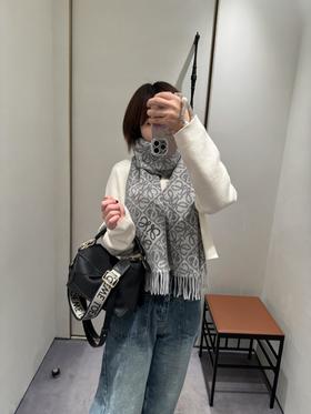 【代购级 出入专柜无压力】 Loewe 罗意威棋盘格围巾 专店缺货爆款 中性风 简约大气的标识提花 高级感十足 简约百搭。送礼也是超级推荐！