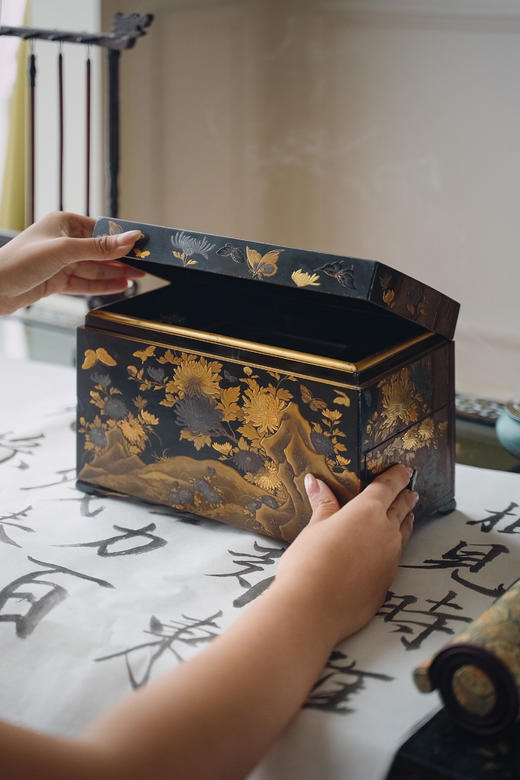 独角鹿西洋古董1603-1868年代日本江户时代出品雅菊蝶舞主题木胎黑漆地金银莳绘文房砚箱套盒 商品图1