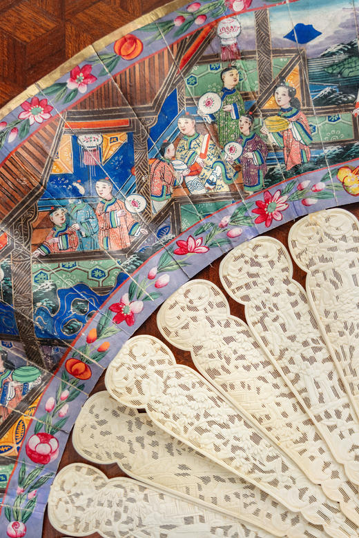 独角鹿西洋古董19世纪中国清代广东十三行出品花叶纹精雕扇骨装饰官邸人物主题纸本彩绘双扇面折扇 商品图4