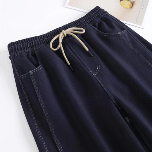 下单3-7天发货！K.HIP 明线牛仔解压裤 精选针织仿牛仔面料，既有牛仔的挺括质感 又拥有针织的柔软亲肤特性；内里复合超密奥利绒；明线压边工艺利落有型 商品图2