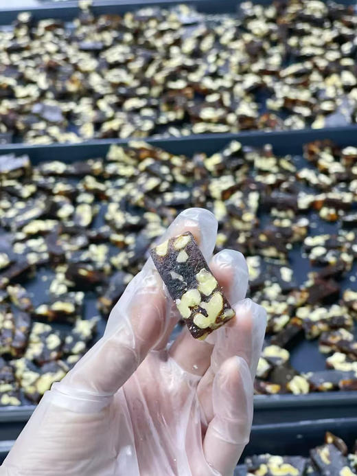 养生红枣核桃糕
​（养脾健胃 美容养颜 老少皆宜古有一句话“核桃不离手，能活八十九”，又有“一日三枣，一生不老”纯手工熬制枣泥裹上核桃仁，不含添加剂口感软弹，红枣原本的甜度，不加蔗糖。240g左右） 商品图5