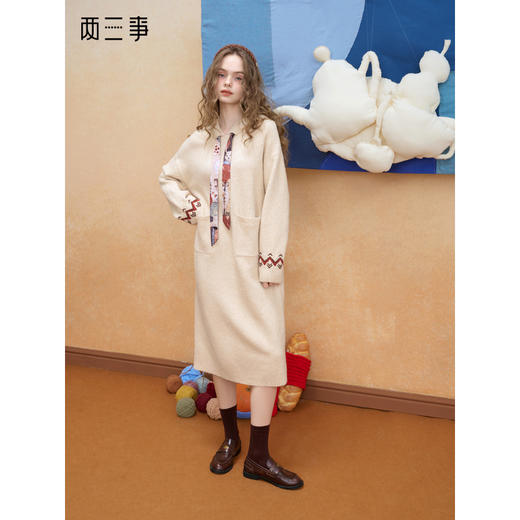 两三事 记忆折痕 2025年冬季新款休闲印花抽绳连帽针织裙连衣裙 商品图0