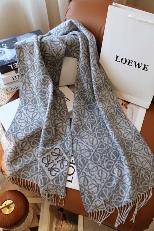 【代购级 出入专柜无压力】 Loewe 罗意威棋盘格围巾 专店缺货爆款 中性风 简约大气的标识提花 高级感十足 简约百搭。送礼也是超级推荐！ 商品图4