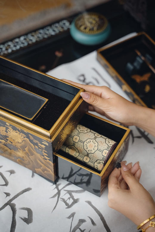 独角鹿西洋古董1603-1868年代日本江户时代出品雅菊蝶舞主题木胎黑漆地金银莳绘文房砚箱套盒 商品图3