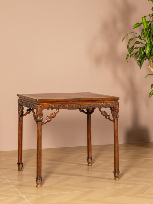 清早期	黄花梨镶瘿木面展腿卷草纹方桌 商品图0