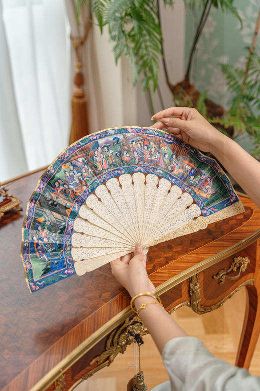 独角鹿西洋古董19世纪中国清代广东十三行出品花叶纹精雕扇骨装饰官邸人物主题纸本彩绘双扇面折扇 商品图1