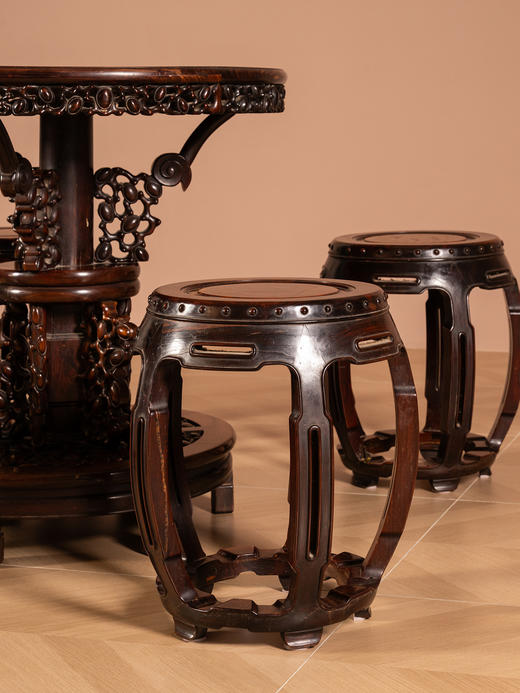 清	红木镶瘿木宝石花百灵台及鼓凳成套（一桌四凳） 商品图2