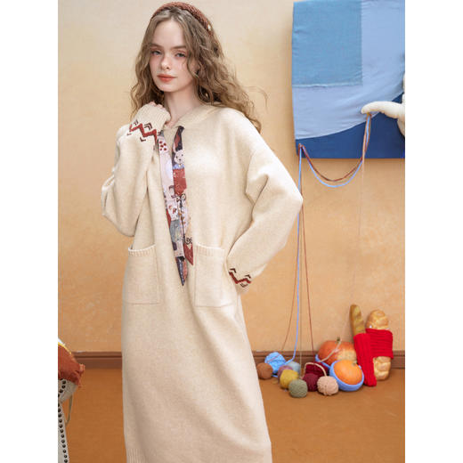 两三事 记忆折痕 2025年冬季新款休闲印花抽绳连帽针织裙连衣裙 商品图2