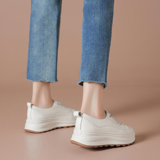 利落简约牛皮鞋面小白鞋，羊皮鞋垫告别闷热潮湿，纵享绵弹柔软，舒适厚底拉长腿型，稳固增高又显瘦，空气感双色发泡大底  785032 商品图9