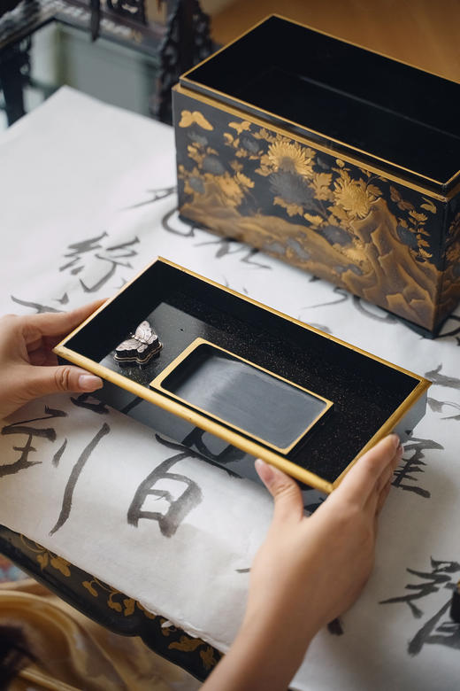 独角鹿西洋古董1603-1868年代日本江户时代出品雅菊蝶舞主题木胎黑漆地金银莳绘文房砚箱套盒 商品图2