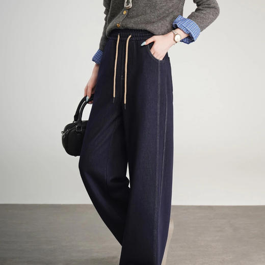 下单3-7天发货！K.HIP 明线牛仔解压裤 精选针织仿牛仔面料，既有牛仔的挺括质感 又拥有针织的柔软亲肤特性；内里复合超密奥利绒；明线压边工艺利落有型 商品图6