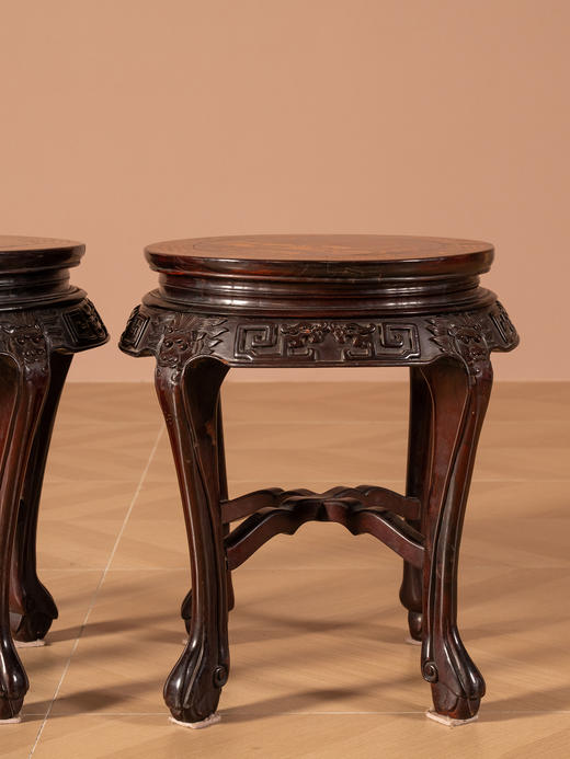 清	红木嵌黄杨木八骏图束腰三弯腿四足圆凳（一对） 商品图1