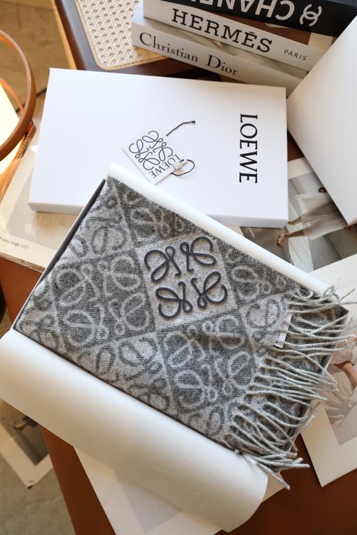 【代购级 出入专柜无压力】 Loewe 罗意威棋盘格围巾 专店缺货爆款 中性风 简约大气的标识提花 高级感十足 简约百搭。送礼也是超级推荐！ 商品图2