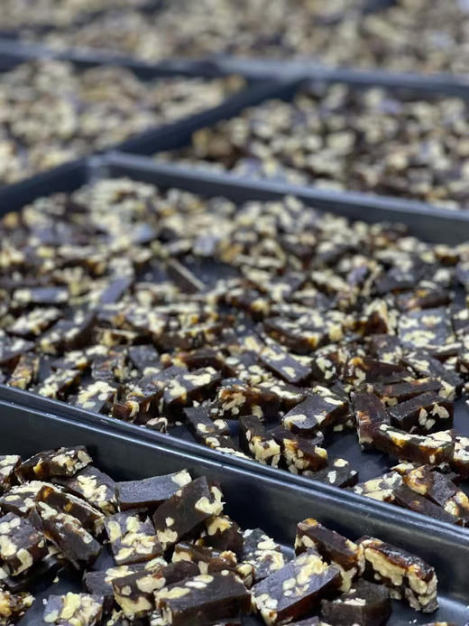 养生红枣核桃糕
​（养脾健胃 美容养颜 老少皆宜古有一句话“核桃不离手，能活八十九”，又有“一日三枣，一生不老”纯手工熬制枣泥裹上核桃仁，不含添加剂口感软弹，红枣原本的甜度，不加蔗糖。240g左右） 商品图0