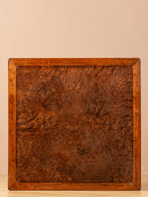 清早期	黄花梨镶瘿木面展腿卷草纹方桌 商品图3