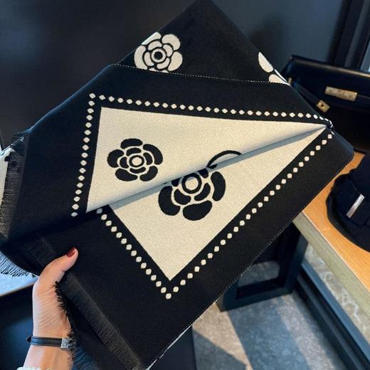 秋冬山茶花小香风围巾 简约美学保暖柔软 百搭花朵加厚保暖披肩围脖 商品图3