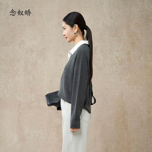 【商场同款】CNQ5854  “ 高知假两件”  廓形宽松好穿好搭配 领口可拆卸打理更便捷 商品图4