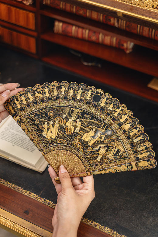 【已售】独角鹿西洋古董19世纪中国清代广东十三行出品东方庭园人物主题黑漆描金手绘竹扇骨折扇 商品图3