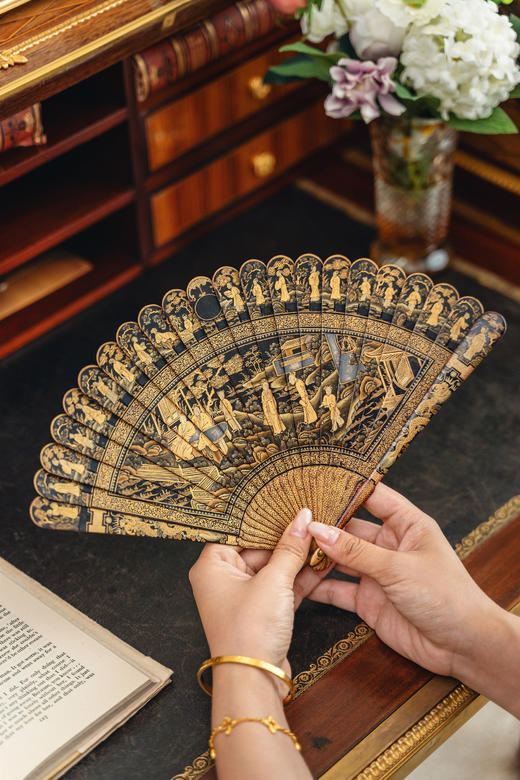 【已售】独角鹿西洋古董19世纪中国清代广东十三行出品东方庭园人物主题黑漆描金手绘竹扇骨折扇 商品图2