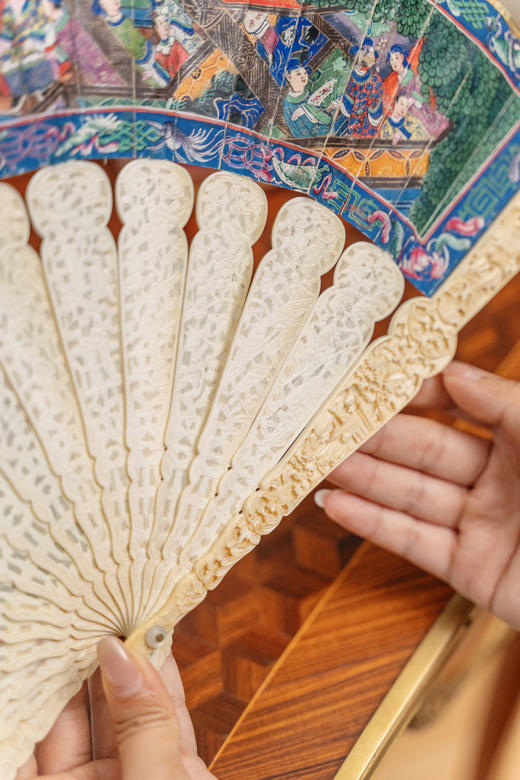 独角鹿西洋古董19世纪中国清代广东十三行出品花叶纹精雕扇骨装饰官邸人物主题纸本彩绘双扇面折扇 商品图6