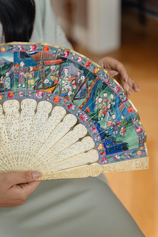 独角鹿西洋古董19世纪中国清代广东十三行出品花叶纹精雕扇骨装饰官邸人物主题纸本彩绘双扇面折扇 商品图2
