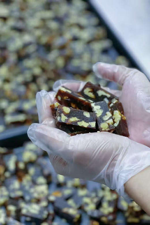 养生红枣核桃糕
​（养脾健胃 美容养颜 老少皆宜古有一句话“核桃不离手，能活八十九”，又有“一日三枣，一生不老”纯手工熬制枣泥裹上核桃仁，不含添加剂口感软弹，红枣原本的甜度，不加蔗糖。240g左右） 商品图1