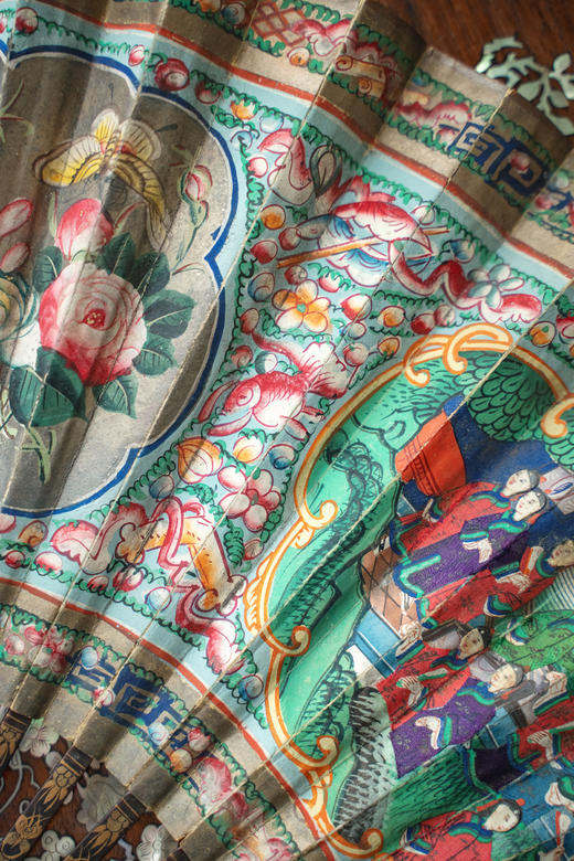 独角鹿西洋古董19世纪中国清代广东十三行出品藤叶纹黑漆描金竹扇骨装饰瑞禽繁花及官邸人物主题纸本彩绘双扇面折扇 商品图3