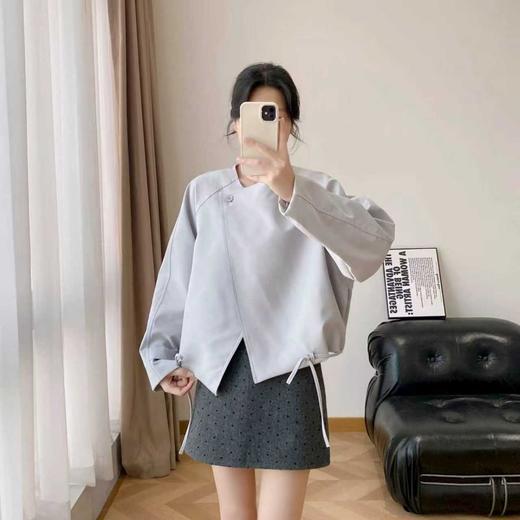 【圆领抽绳短款外套】显高显瘦还百搭 微宽松版型+斜扣设计 圆领+抽绳设计 商品图2