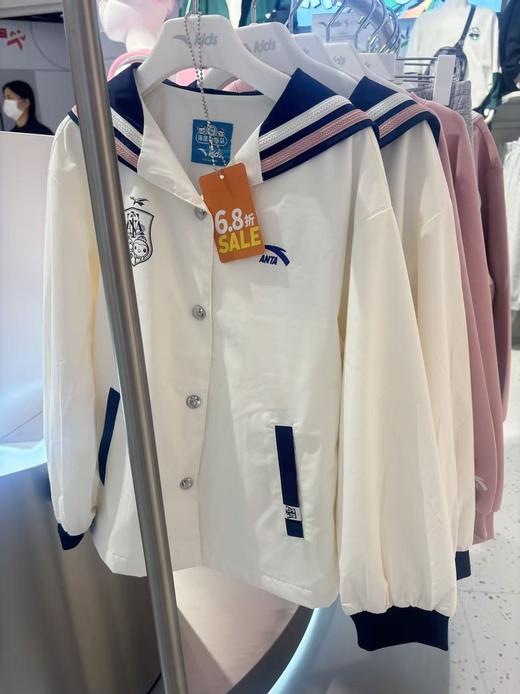 【春上新】【6.8折】8楼安踏儿童【海底小纵队】薄外套校园系列丝光绒运动上衣宽松绵糖白 吊牌价：339 活动价：231 商品图0