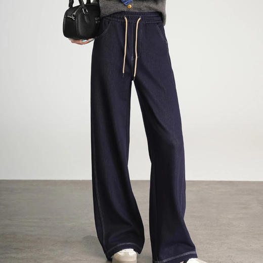 下单3-7天发货！K.HIP 明线牛仔解压裤 精选针织仿牛仔面料，既有牛仔的挺括质感 又拥有针织的柔软亲肤特性；内里复合超密奥利绒；明线压边工艺利落有型 商品图4