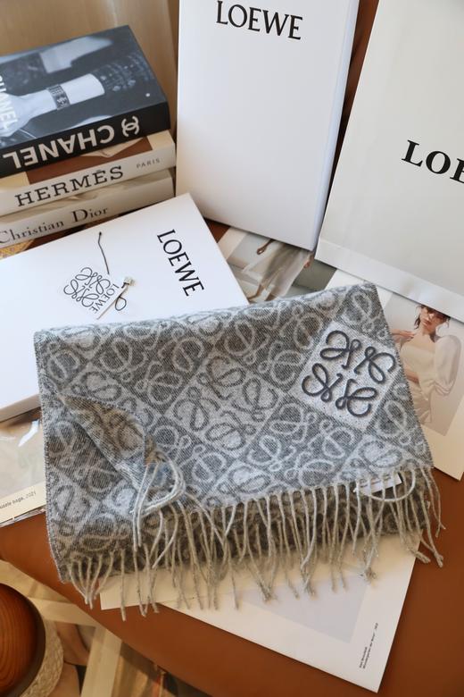 【代购级 出入专柜无压力】 Loewe 罗意威棋盘格围巾 专店缺货爆款 中性风 简约大气的标识提花 高级感十足 简约百搭。送礼也是超级推荐！ 商品图5