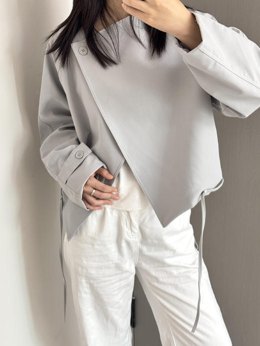 【圆领抽绳短款外套】显高显瘦还百搭 微宽松版型+斜扣设计 圆领+抽绳设计 商品图3