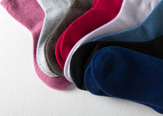 【羊绒袜男女款】鄂尔多斯100%山羊绒 羊绒羊毛吸汗防臭无骨羊毛袜秋冬季男女中筒袜 无缝合线，不硌脚，舒适柔软 商品图5