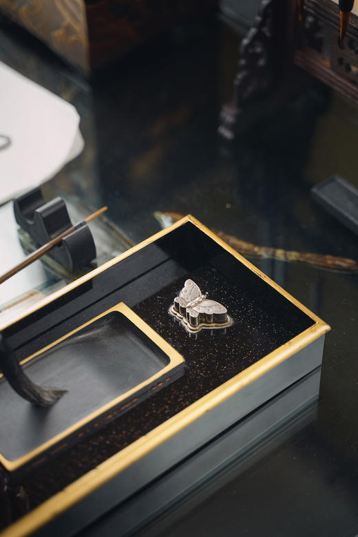 独角鹿西洋古董1603-1868年代日本江户时代出品雅菊蝶舞主题木胎黑漆地金银莳绘文房砚箱套盒 商品图4