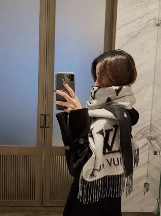 【代购级 出入专柜无压力】Louis Vitton霍思燕同款披肩围巾两用 lv经典之作！超级好看 特别百搭！冬日的氛围感是围巾给的~ 商品图0